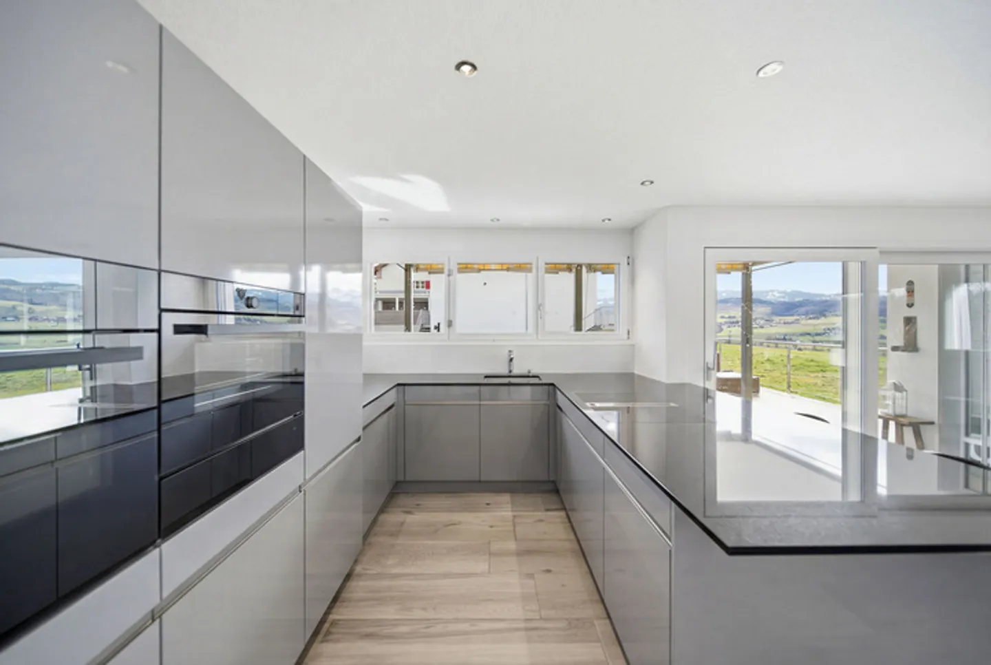 APPARTEMENT DE JARDIN MODERNE AVEC UNE VUE DE RÊVE SUR LES ALPES BERNOISES - Photo 3 sur 8