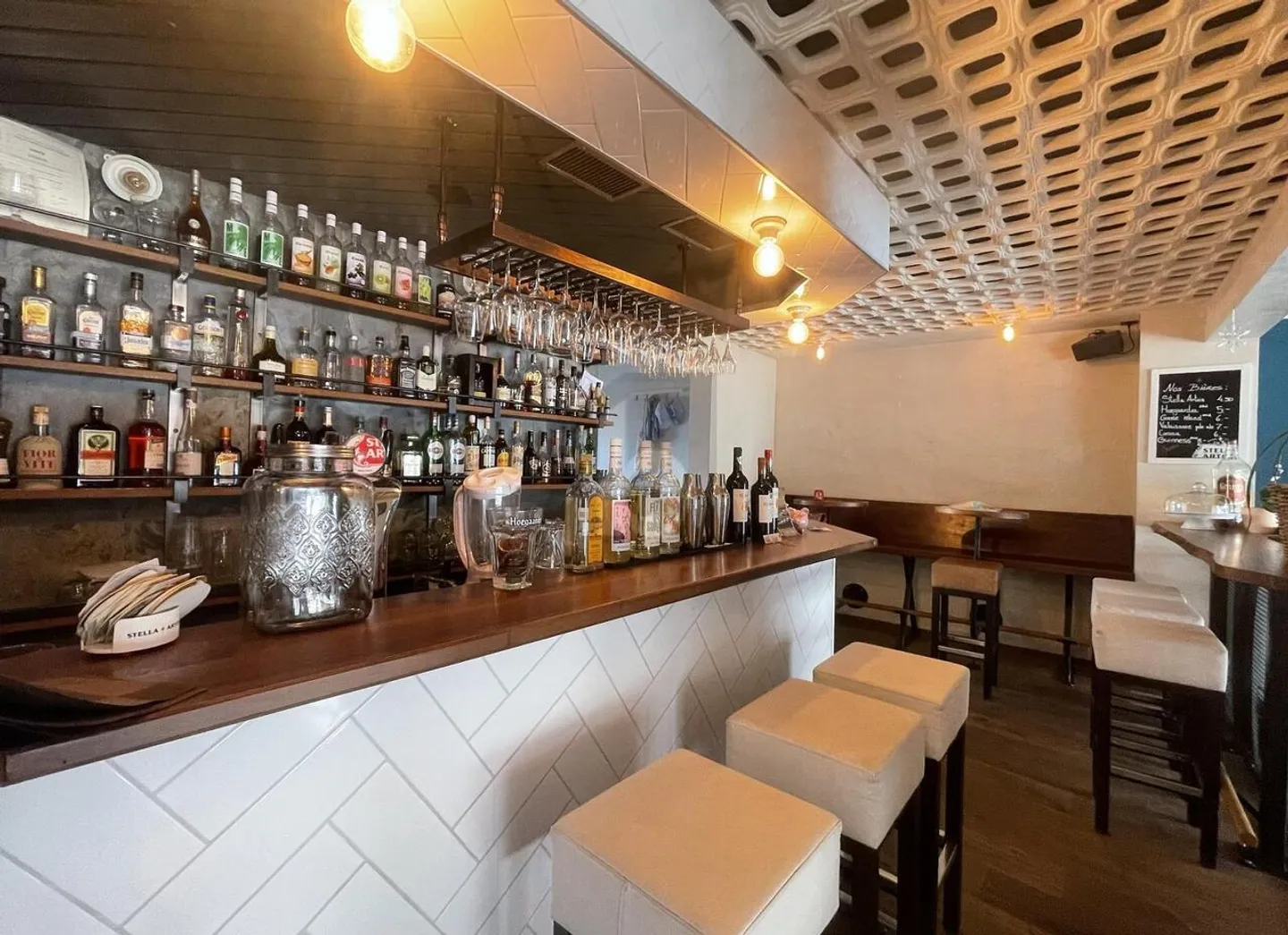 RESTAURANT ON THE AVENUE DES OISEAUX! - Photo 2 of 4