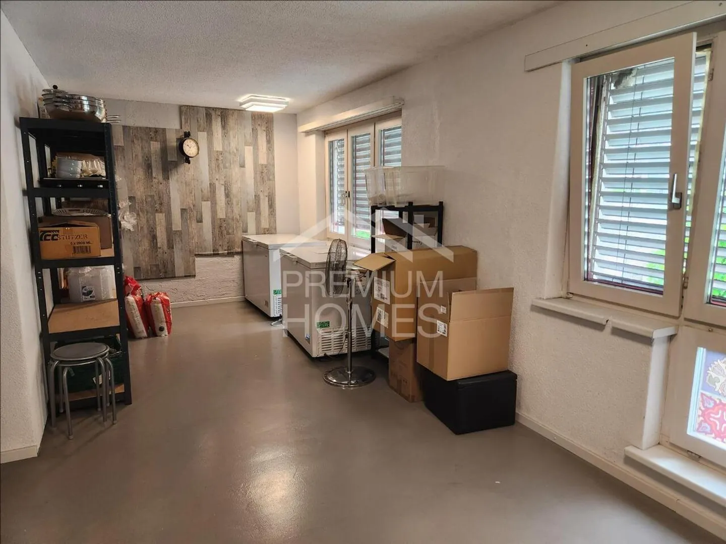 Small restaurant and office in a busy location - Photo 9 of 11