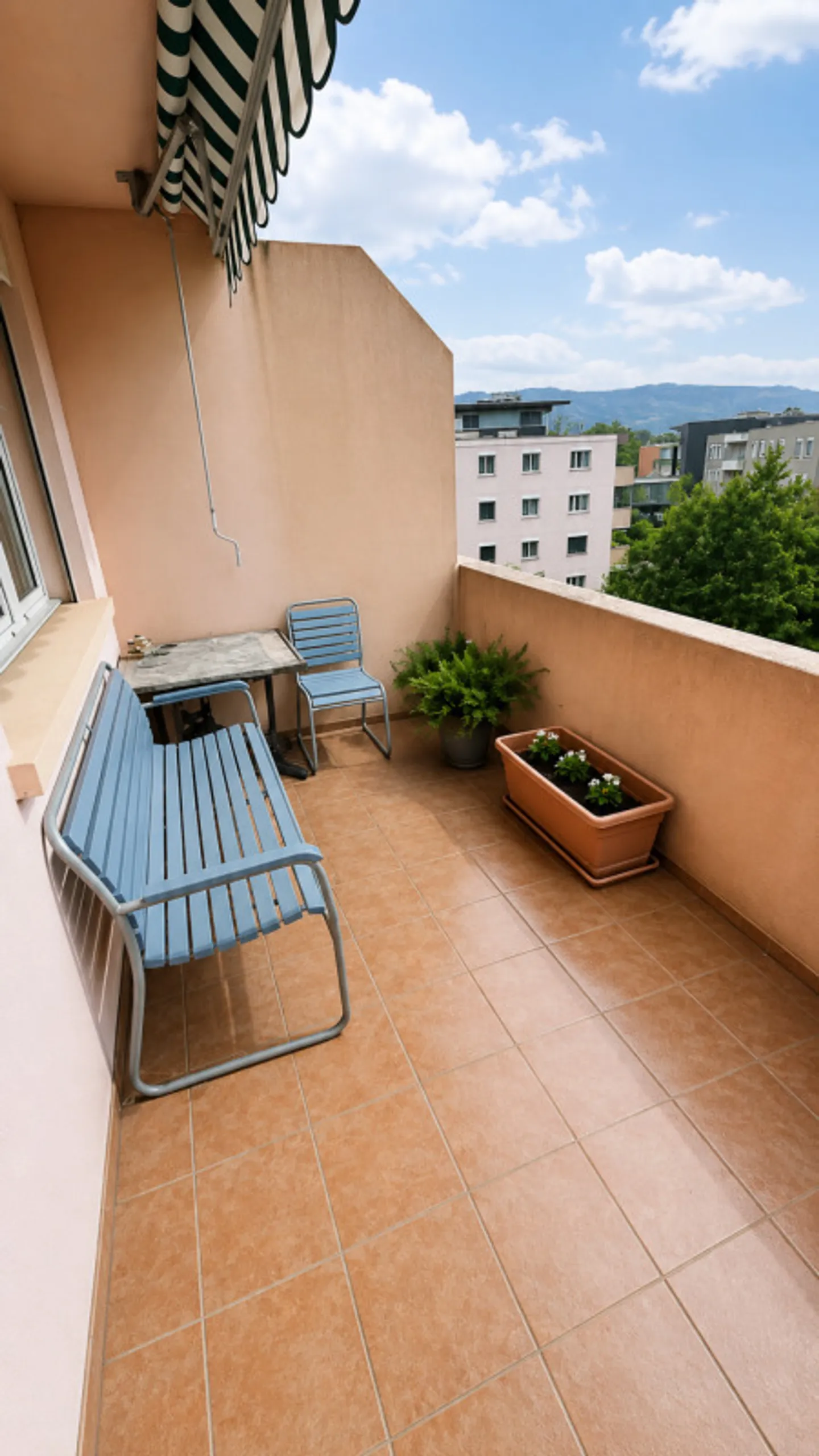 Spacious 5-room penthouse with balcony, garage box and large cellar - Photo 4 of 20