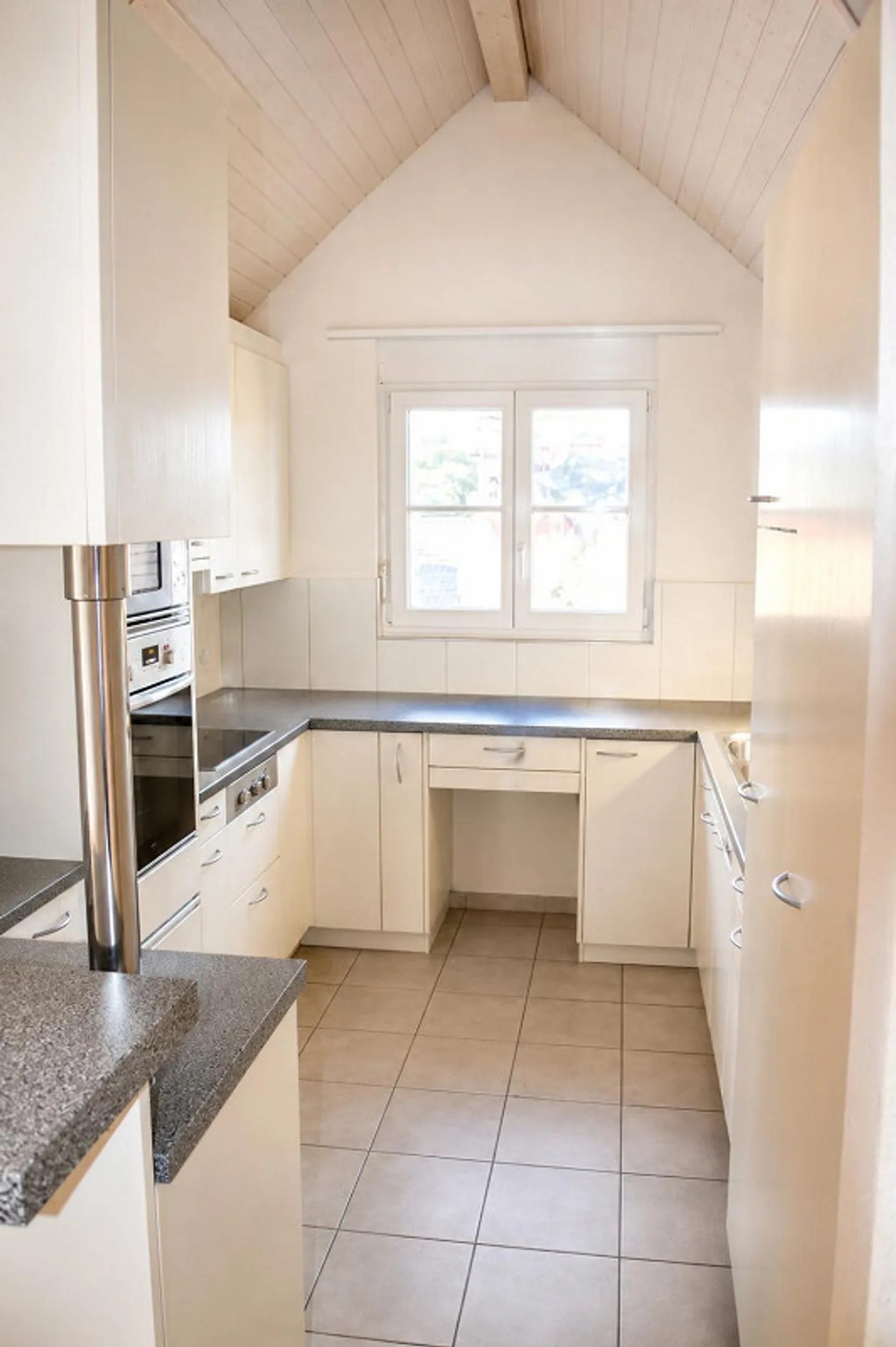 Family-friendly 3.5-room attic apartment in Pfungen! - Photo 2 of 7