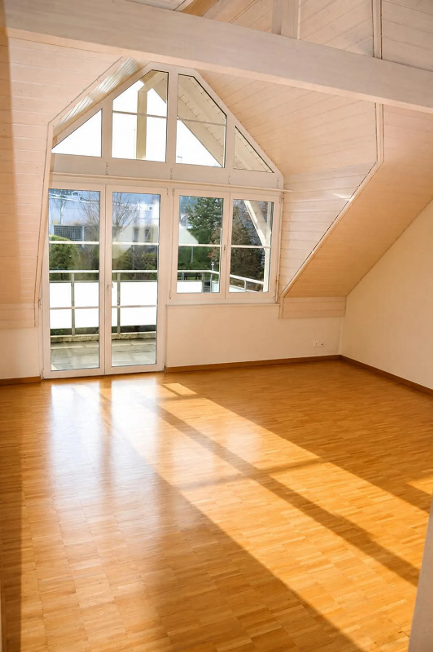 Family-friendly 3.5-room attic apartment in Pfungen! - Photo 3 of 7