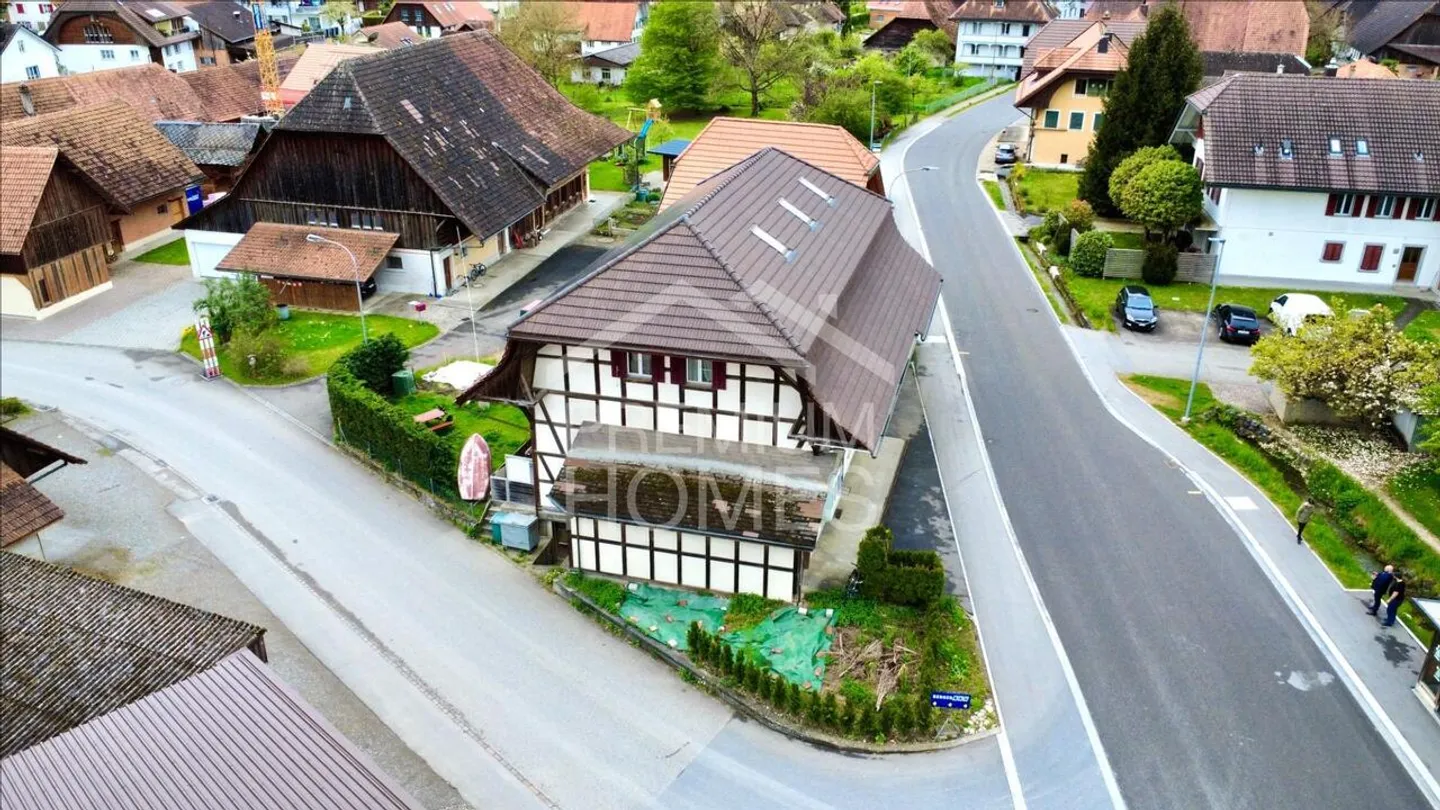Vielseitiges Mehrfamilienhaus mit Ausbaupotenzial und bewilligter E... - Foto 1 von 13