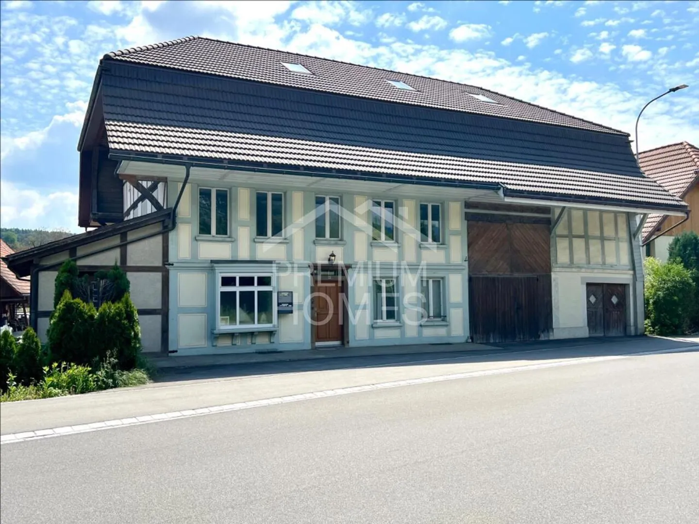 Vielseitiges Mehrfamilienhaus mit Ausbaupotenzial und bewilligter E... - Foto 2 von 13