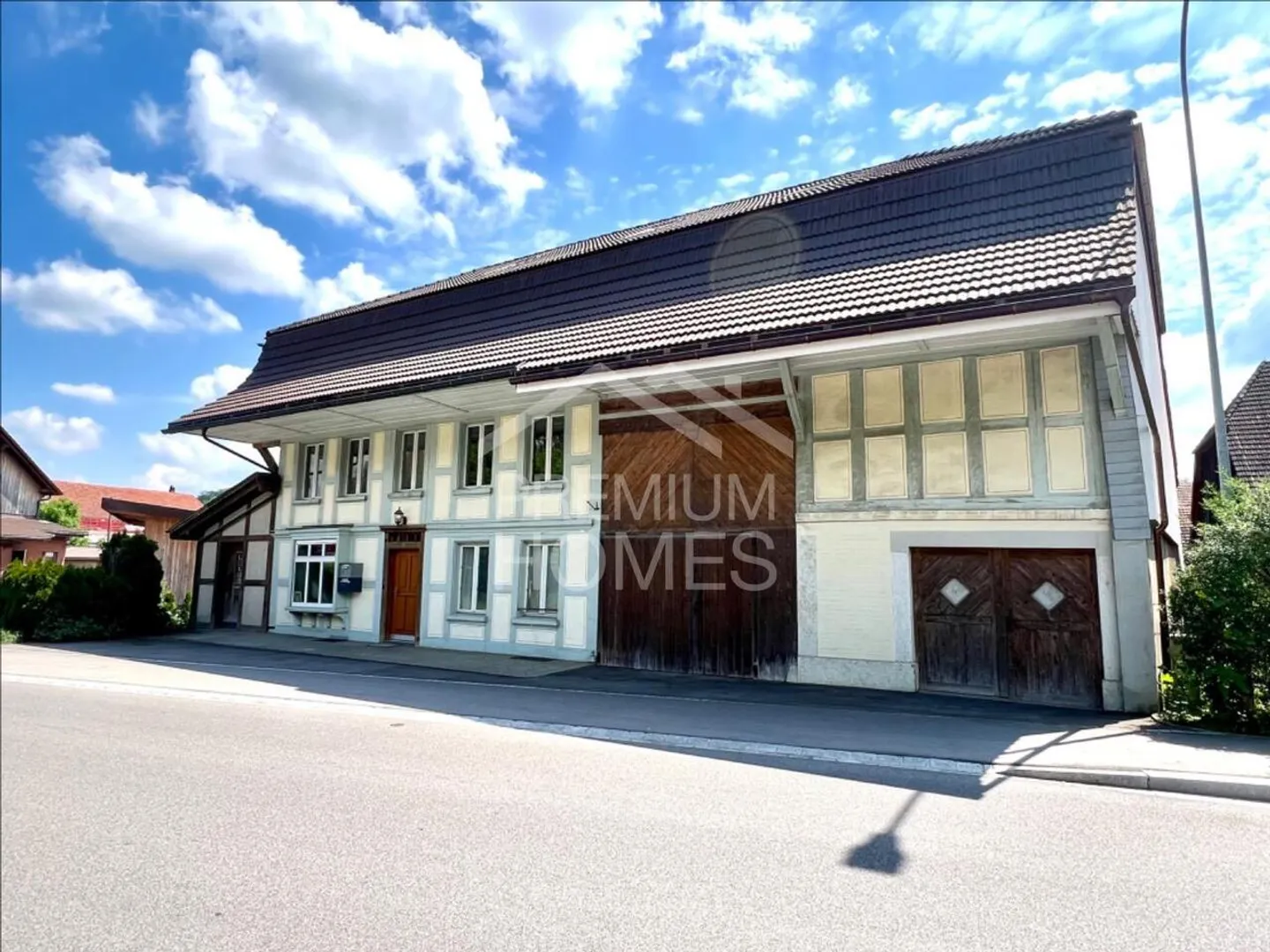 Vielseitiges Mehrfamilienhaus mit Ausbaupotenzial und bewilligter E... - Foto 3 von 13