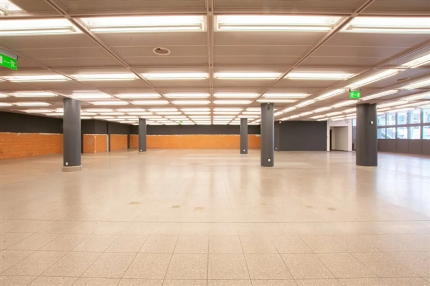 Spacious commercial space in the center - Photo 3 of 9