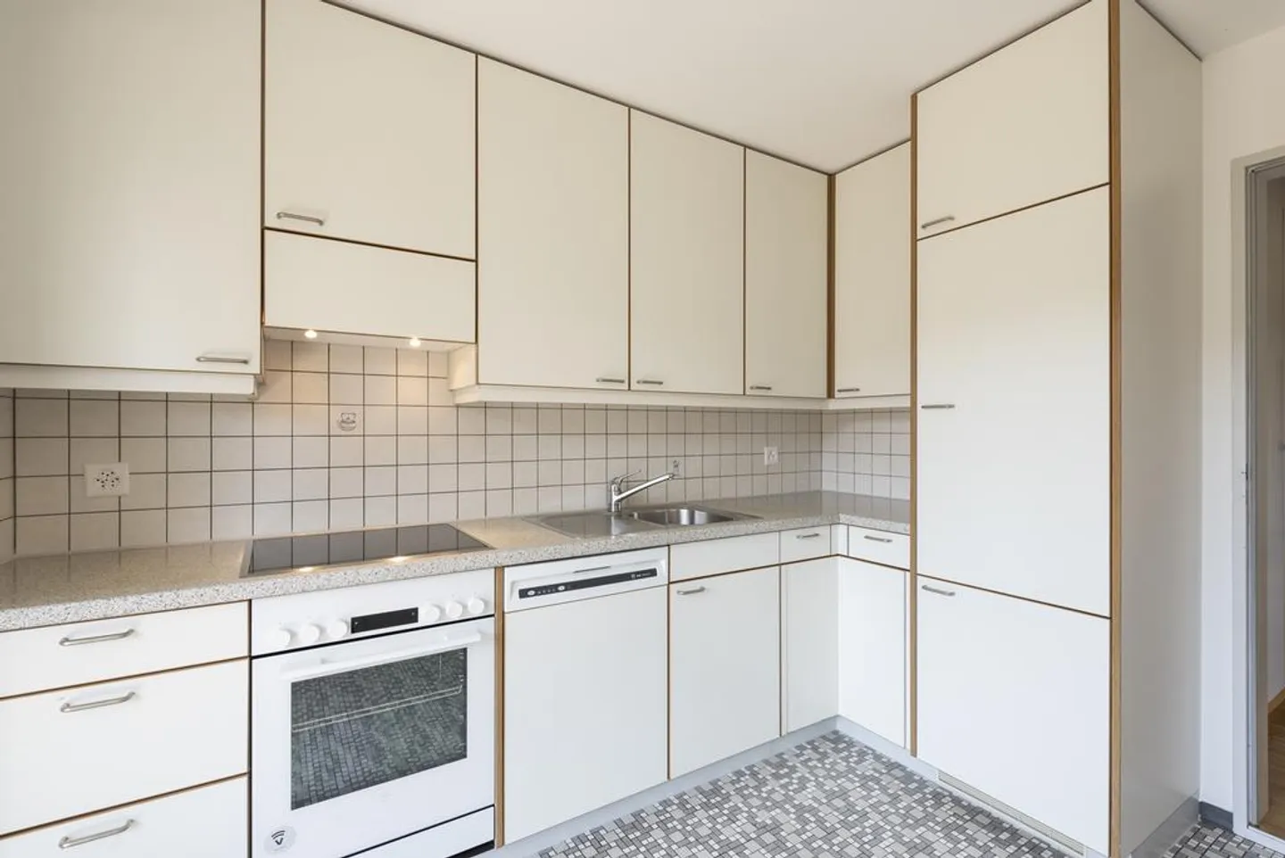 RENT WITHOUT DEPOSIT - Quiet residential area, yet centrally located - Photo 2 of 11