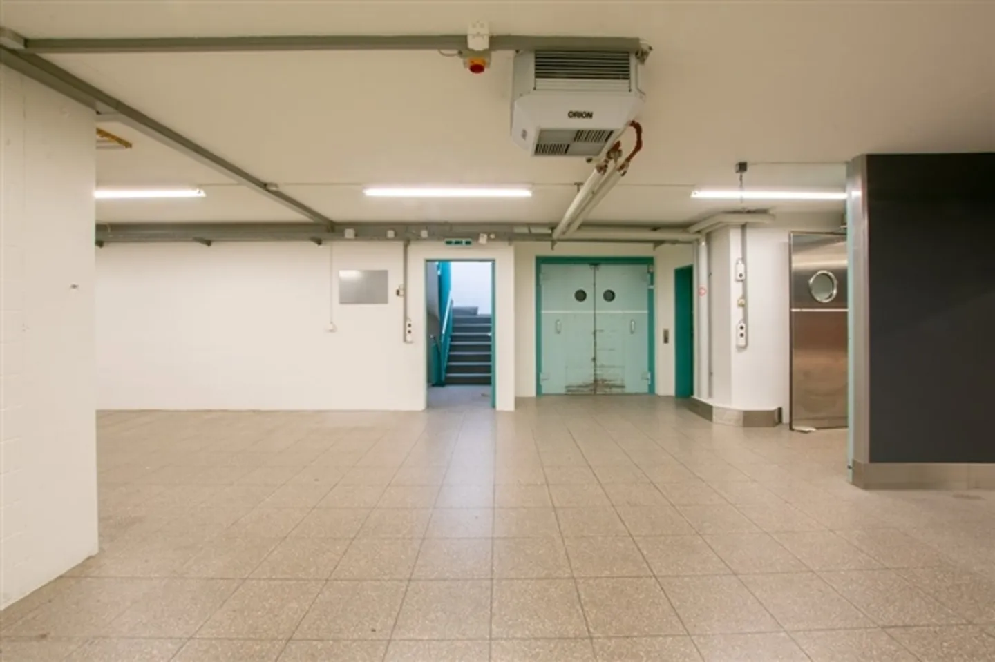 Spacious commercial space in the center - Photo 5 of 9