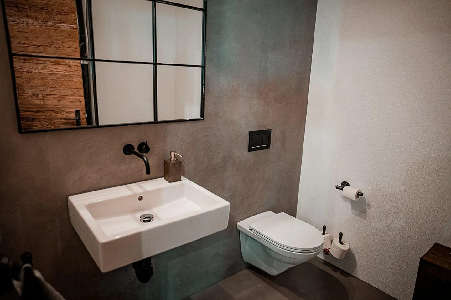 Dream workplace or great loft apartment? - Photo 10 of 19