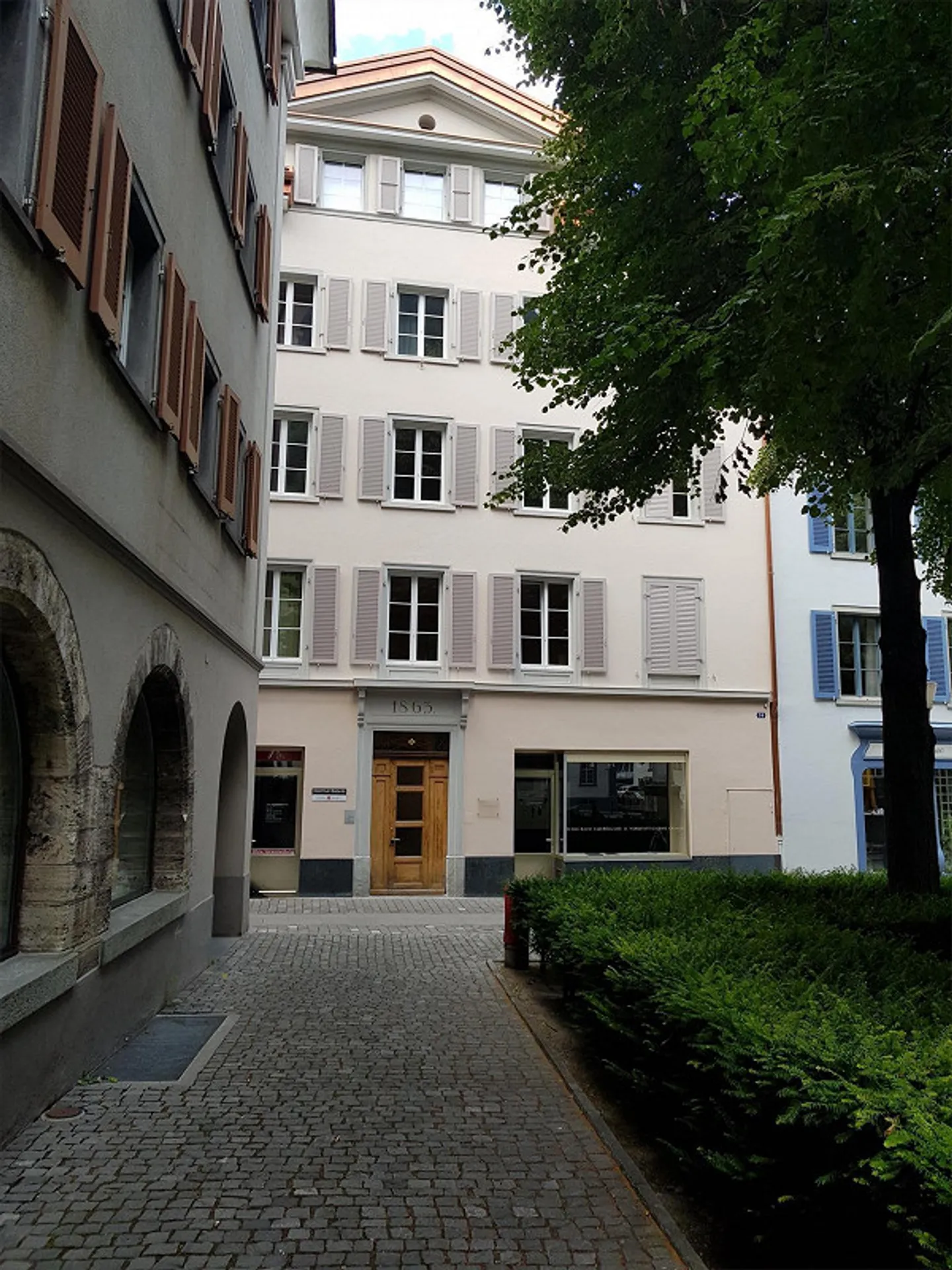 Office space in the center of the old town of Chur at the government square - Photo 1 of 7