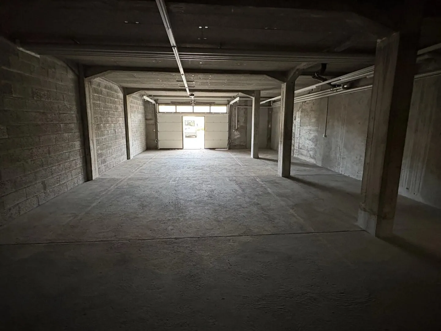 Spacious Commercial Space in Bex - Photo 3 of 4