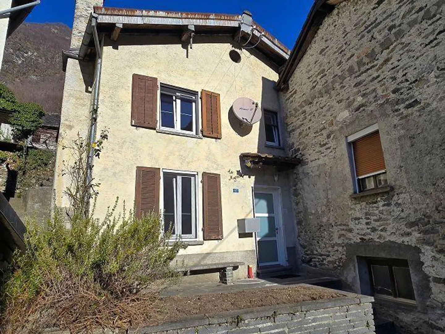 3 1/2-Zimmer-Dorfhaus mit Sitzplatz an sehr ruhiger Aussichtslage /... - Foto 1 von 31