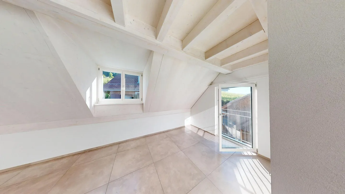 Appartamento attico di 3,5 locali con vista panoramica a Uhwiesen in vendita - Foto 5 di 13