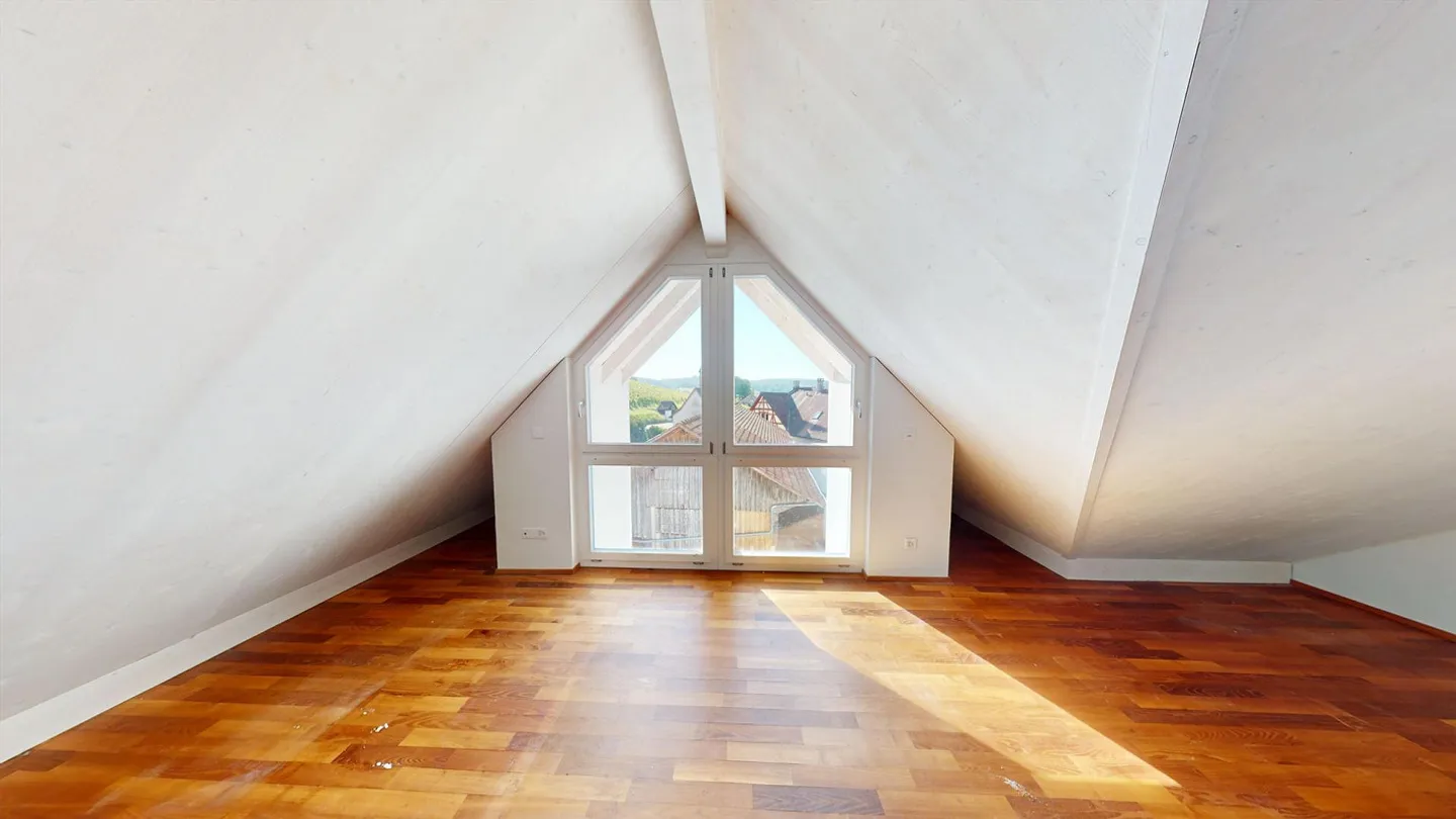 Appartamento attico di 3,5 locali con vista panoramica a Uhwiesen in vendita - Foto 10 di 13