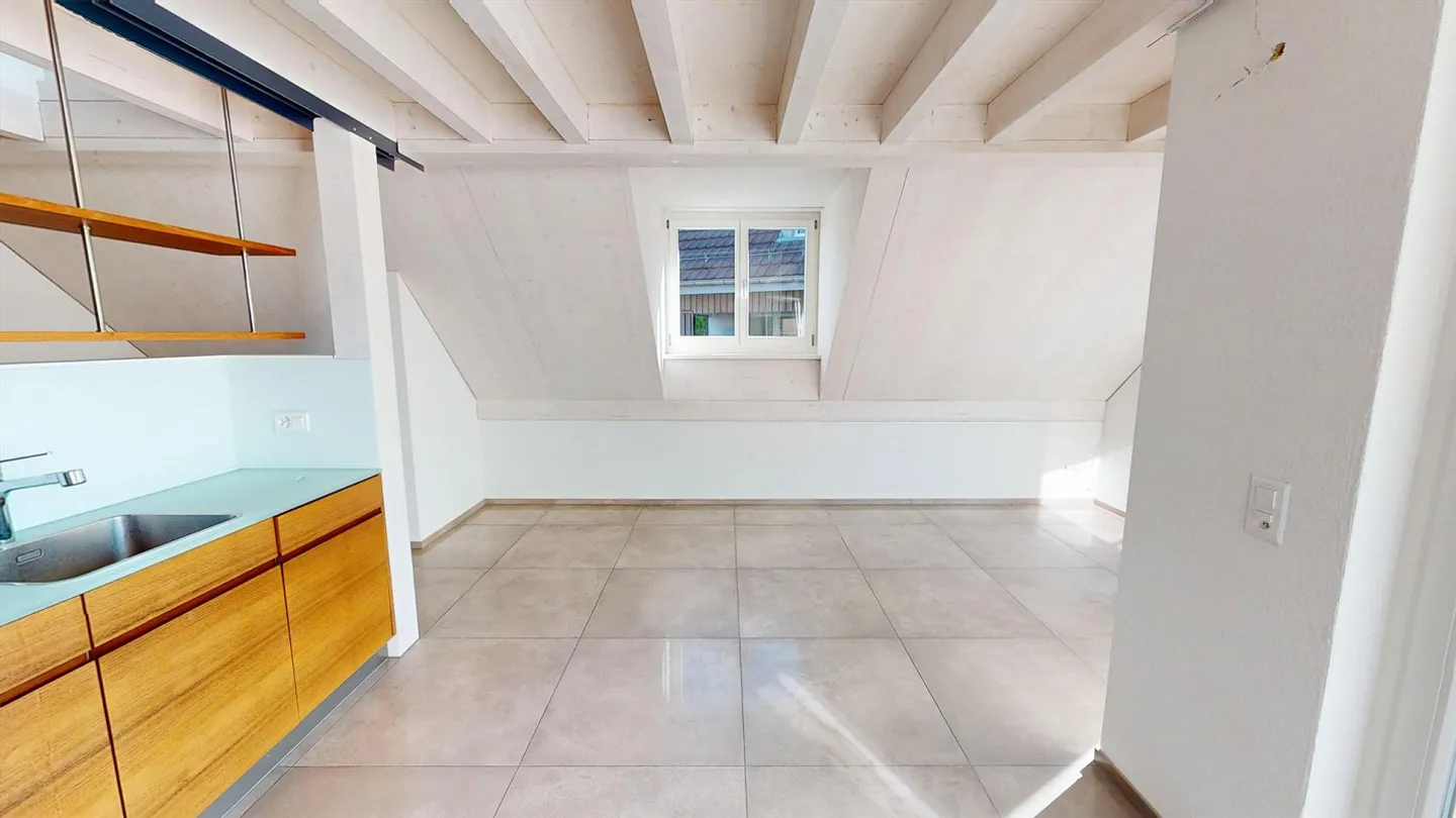 Appartamento attico di 3,5 locali con vista panoramica a Uhwiesen in vendita - Foto 2 di 13