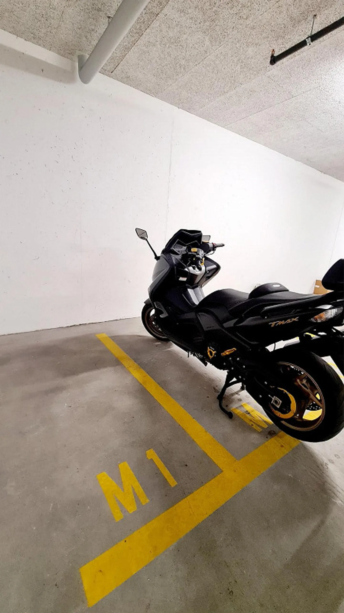 Motorradplatz in Sicherer Garage - Foto 2 von 2