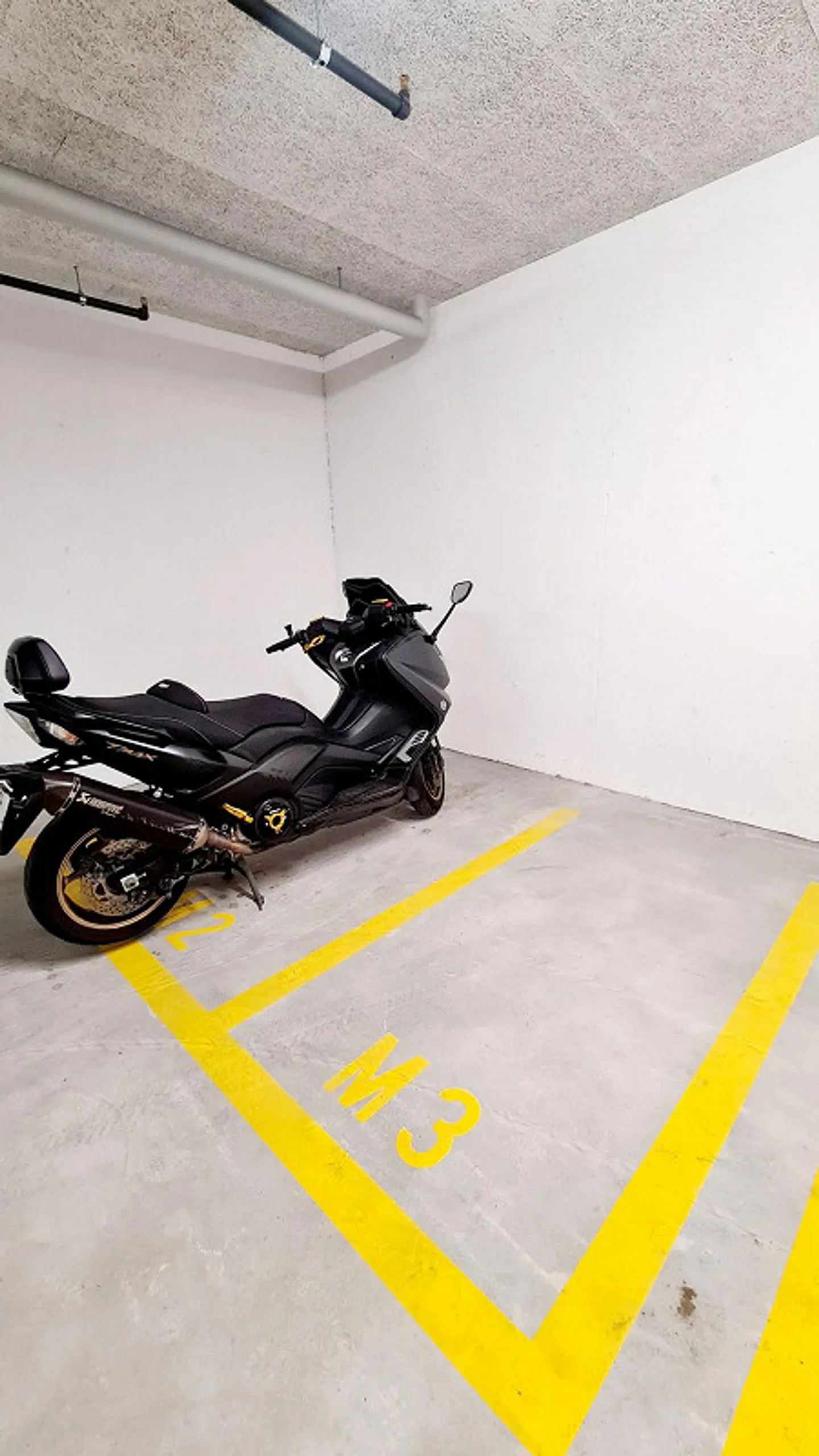 Motorradplatz in Sicherer Garage - Foto 1 von 2