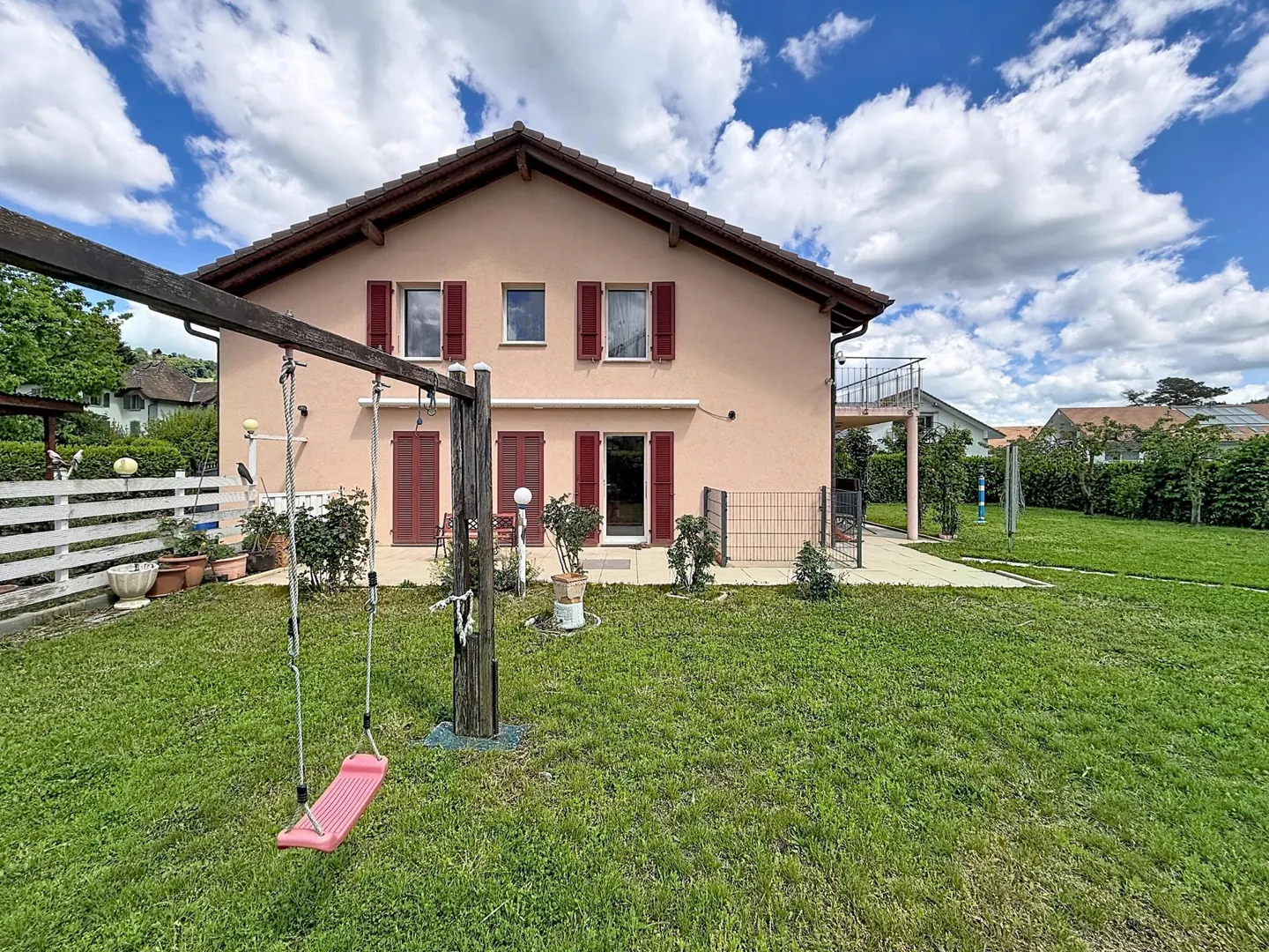 Charming Villa Near School - Photo 3 of 11
