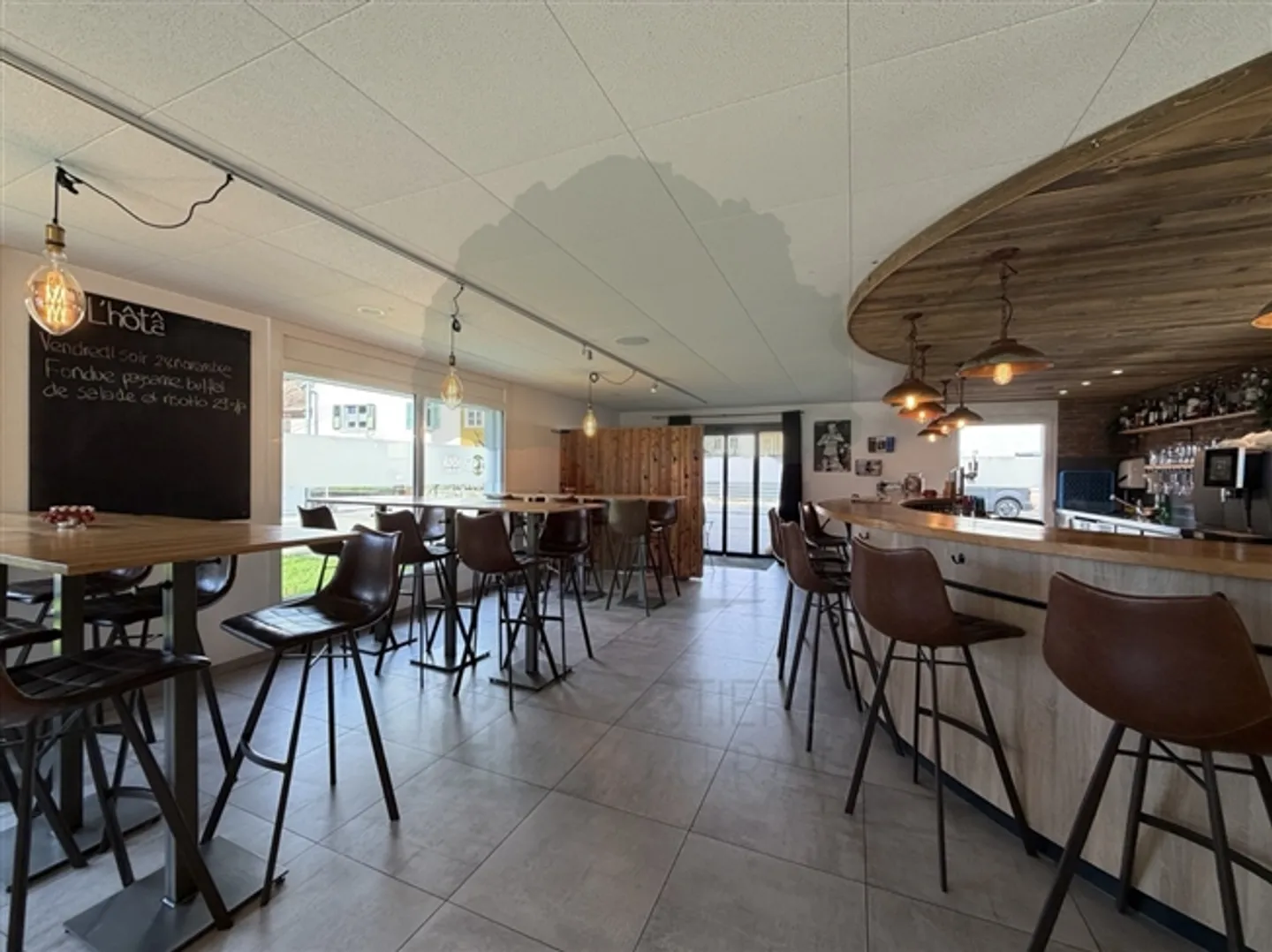 Bar completamente attrezzato, attualmente affittato a Courfaivre - Foto 1 di 18