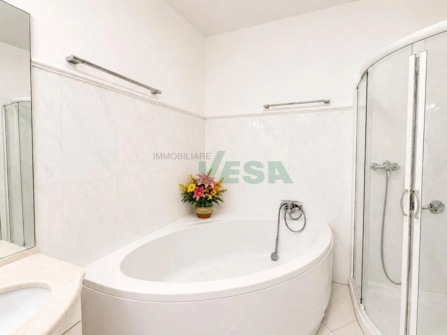 Luxury Apartment with Garden - Photo 8 of 15