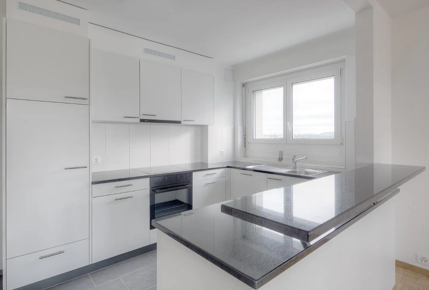 Beautiful, recently renovated apartment - Photo 2 of 7