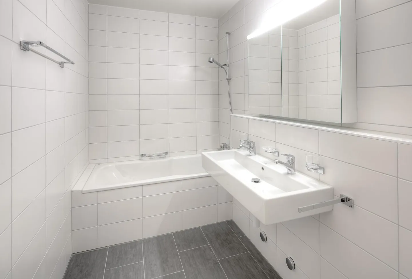 Beautiful, recently renovated apartment - Photo 3 of 7