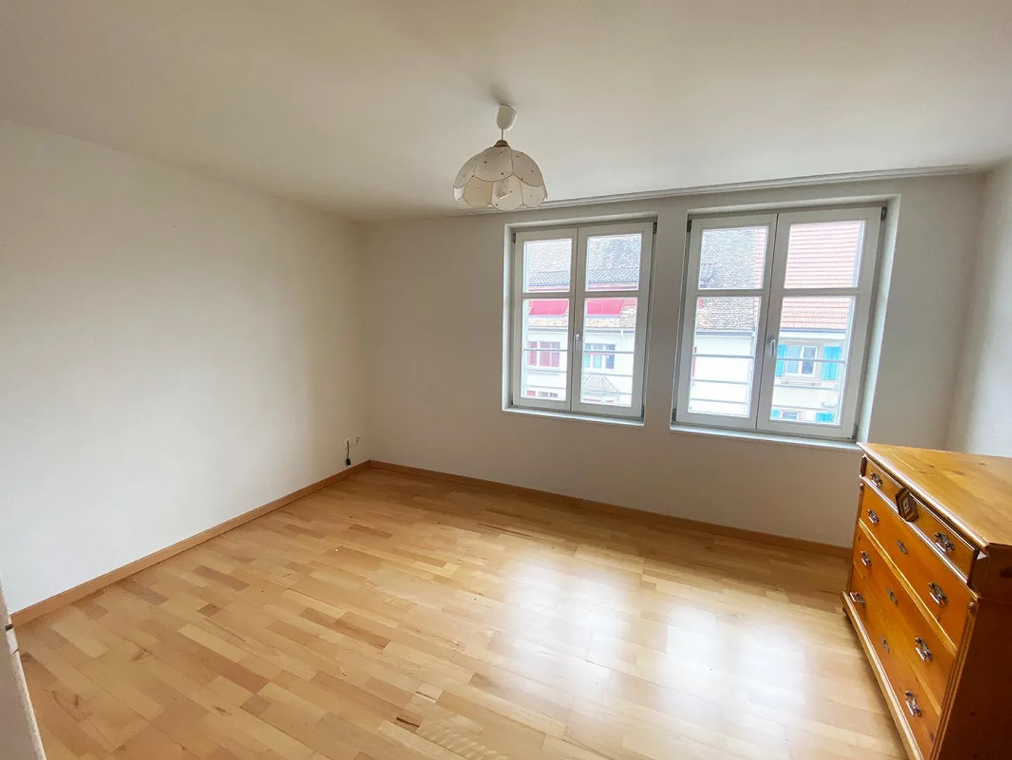Appartement moderne de 3,5 pièces dans un emplacement central à Hallau - Photo 3 sur 10