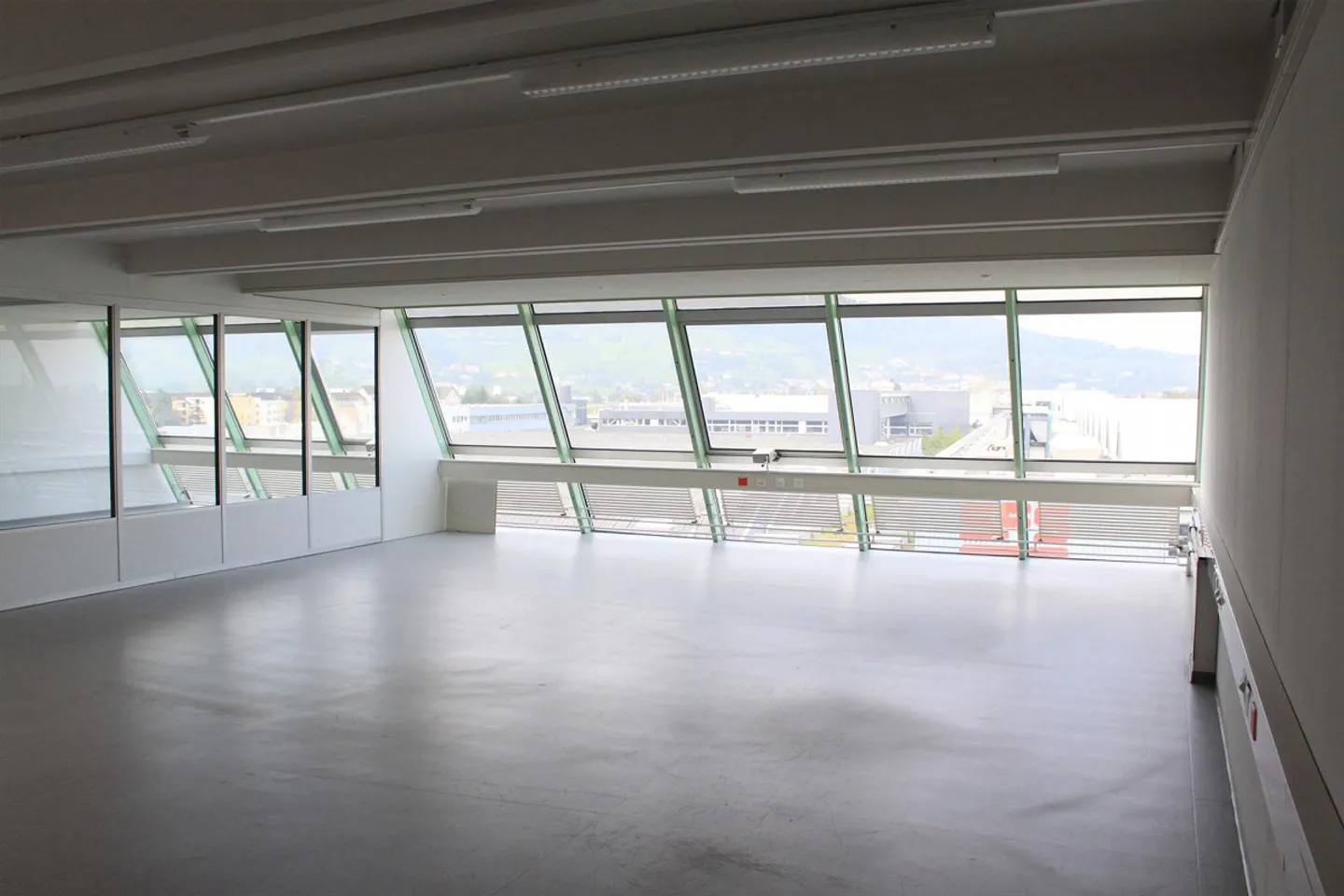 Bureau 155m2 avec 3 pièces - belle vue et climatisation - Photo 1 sur 5