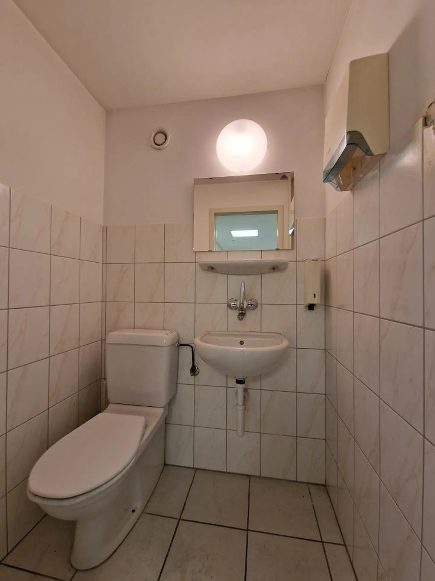 Spazio commerciale attraente in posizione centrale utilizzabile in modo versatile - Foto 9 di 9