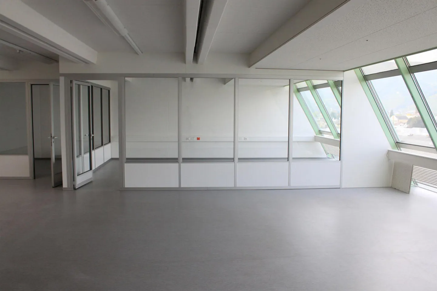 Bureau 155m2 avec 3 pièces - belle vue et climatisation - Photo 4 sur 5