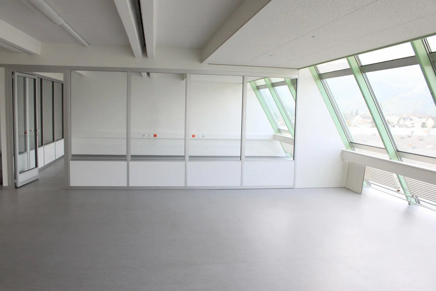 Bureau 155m2 avec 3 pièces - belle vue et climatisation - Photo 5 sur 5