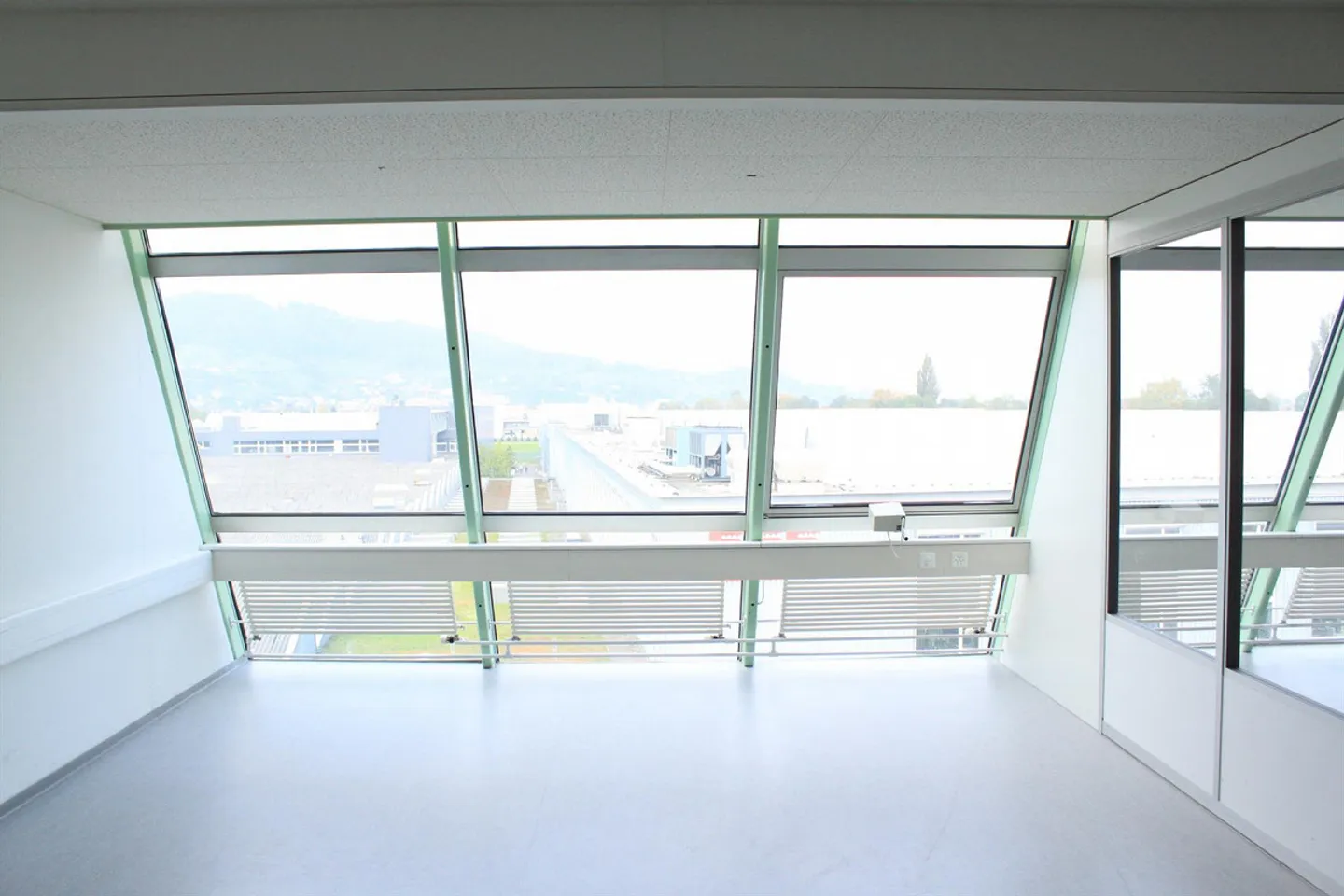 Bureau 155m2 avec 3 pièces - belle vue et climatisation - Photo 2 sur 5