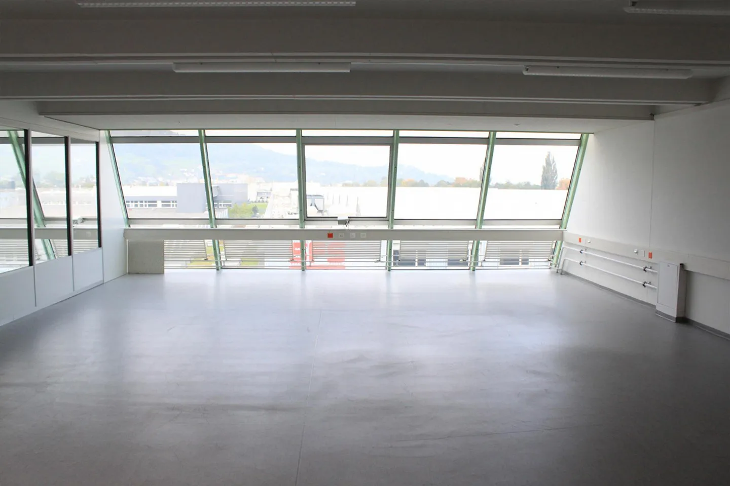 Bureau 155m2 avec 3 pièces - belle vue et climatisation - Photo 3 sur 5