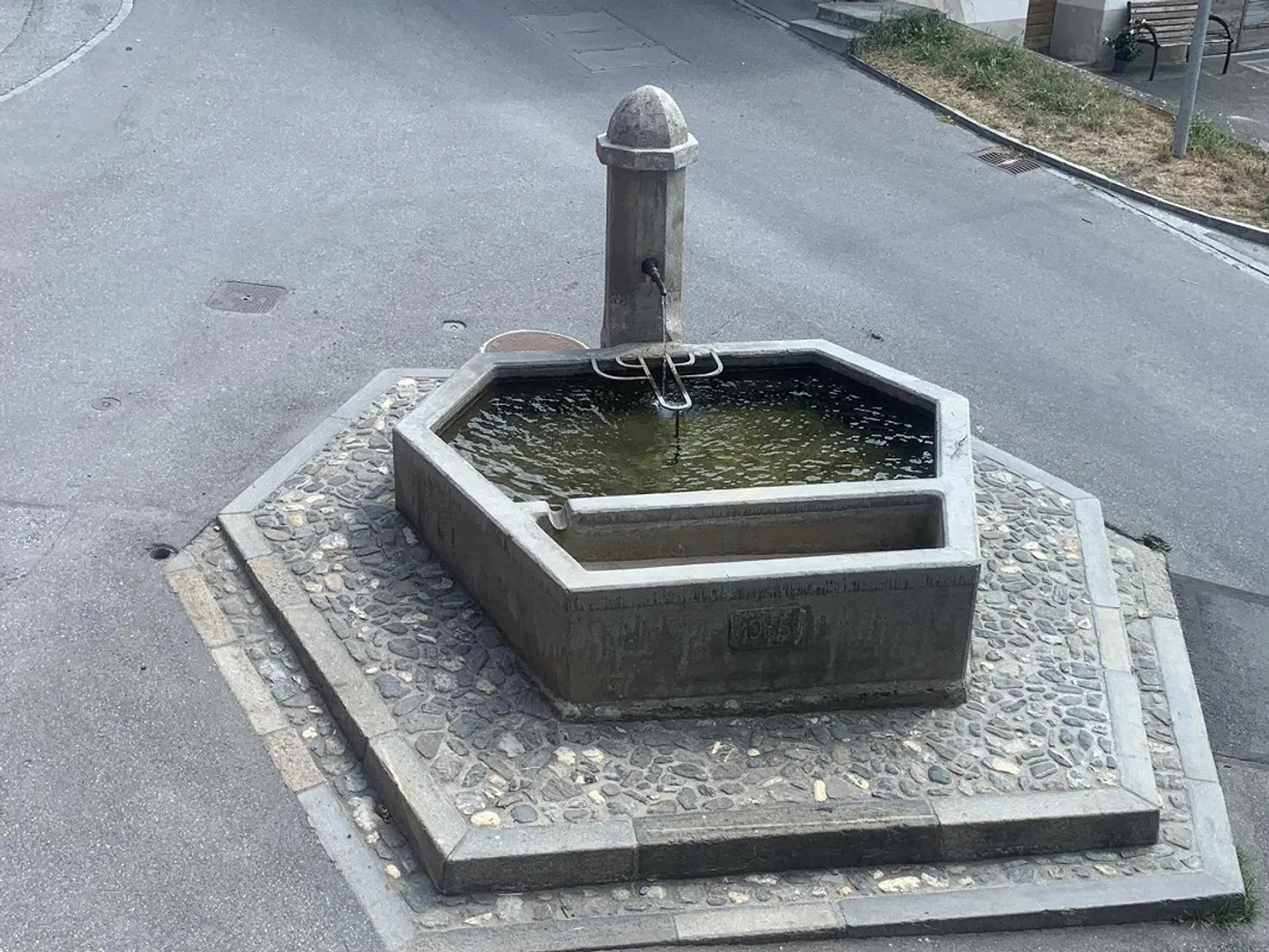 Appartement rénové ensoleillé de 2,5 pièces à Scharans - Photo 2 sur 14