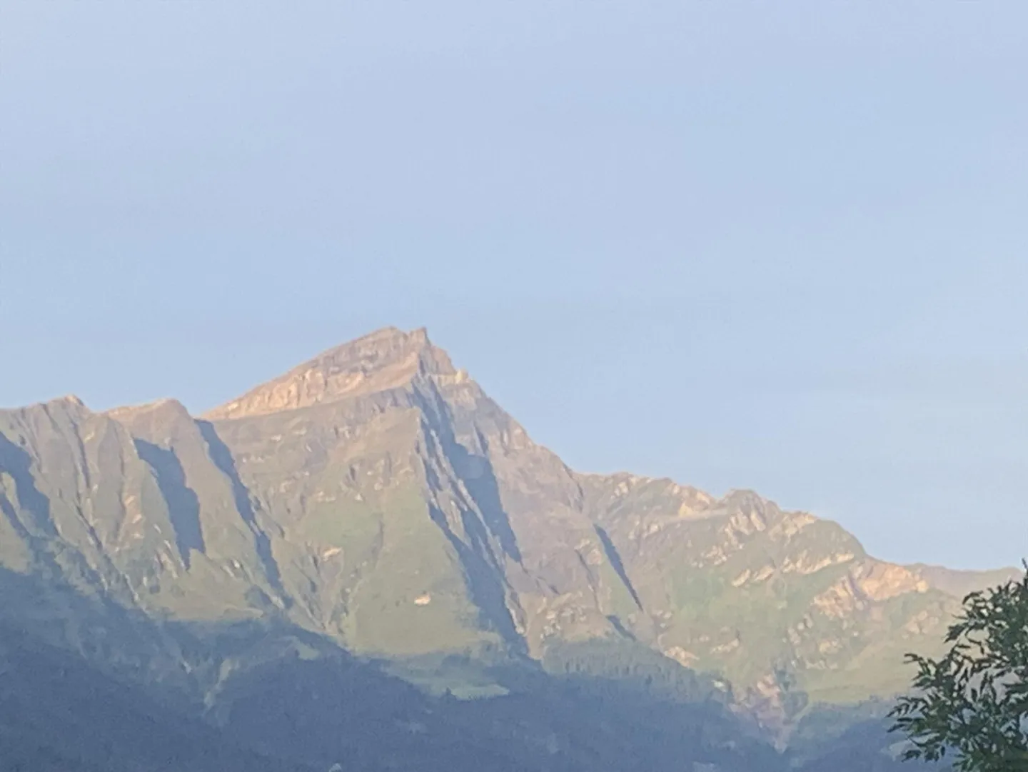 Appartement rénové ensoleillé de 2,5 pièces à Scharans - Photo 3 sur 14