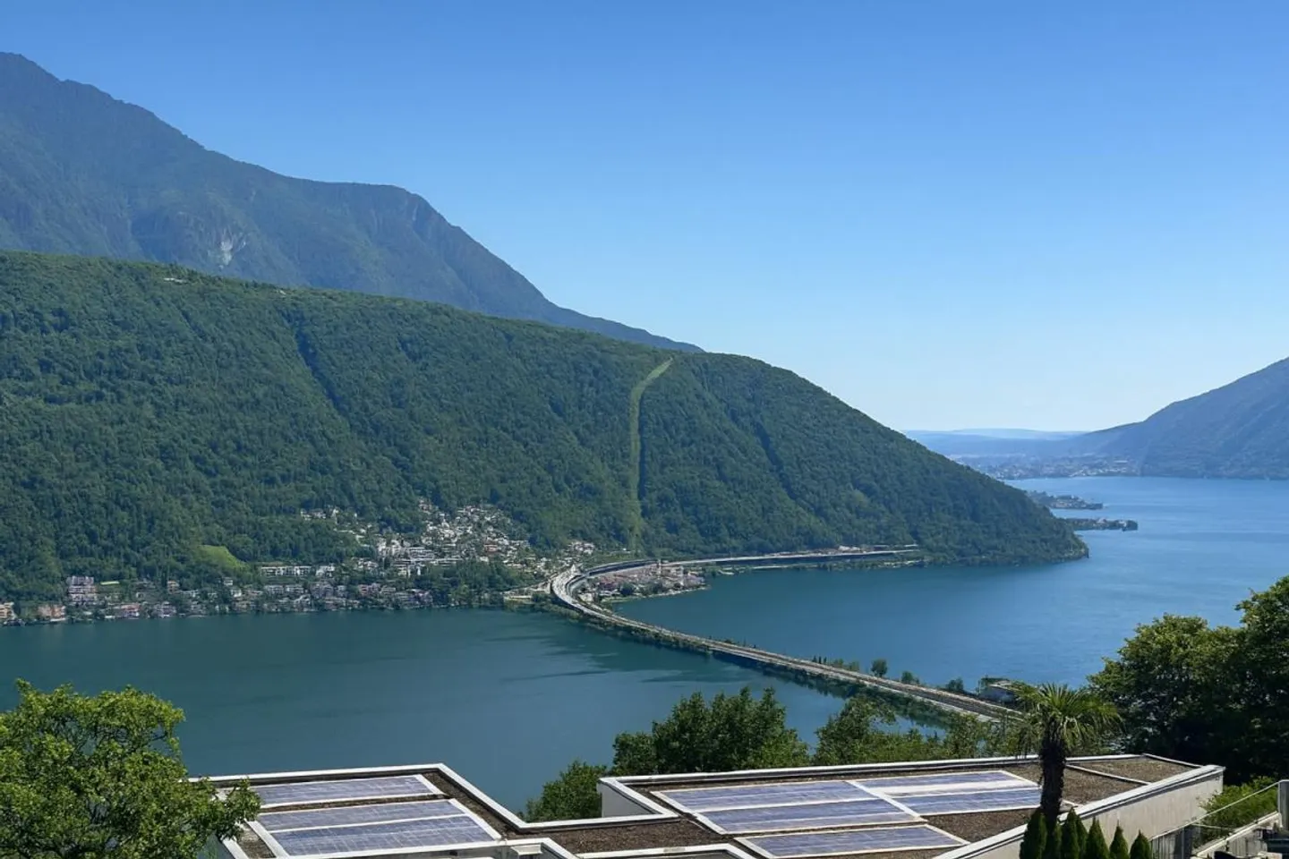 Casa circondata dal verde con vista mozzafiato sul lago - Foto 2 di 5