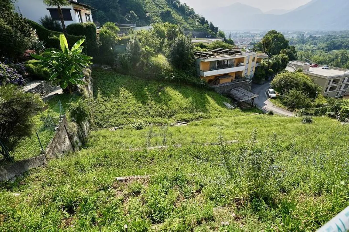 Terrain de construction de 490 m2 dans un emplacement ensoleillé avec vue sur le lac - Photo 3 sur 13