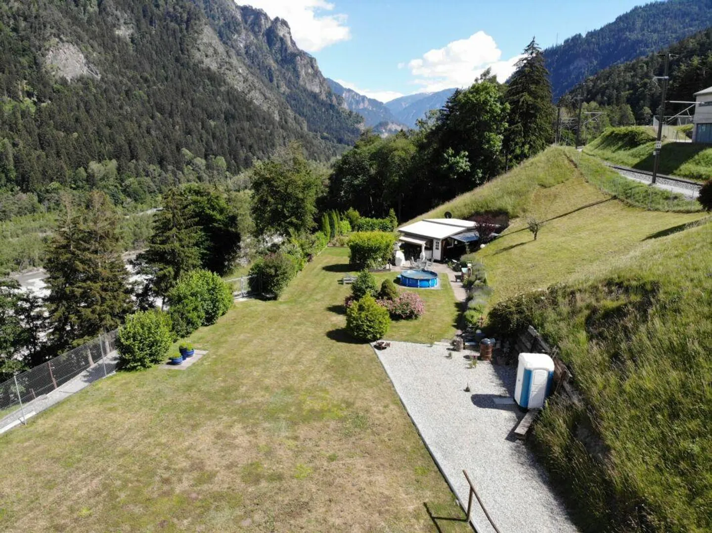 Casa di giardino con carattere di Maiensäss con molto spazio circostante in una posizione soleggiata - Foto 1 di 10