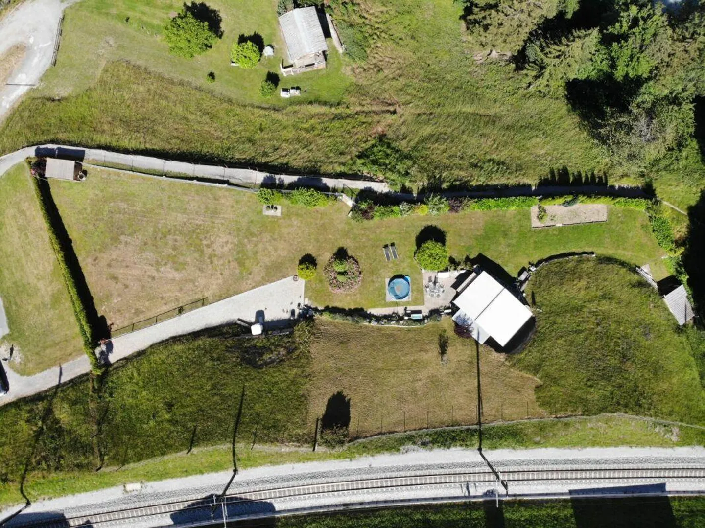 Casa di giardino con carattere di Maiensäss con molto spazio circostante in una posizione soleggiata - Foto 2 di 10