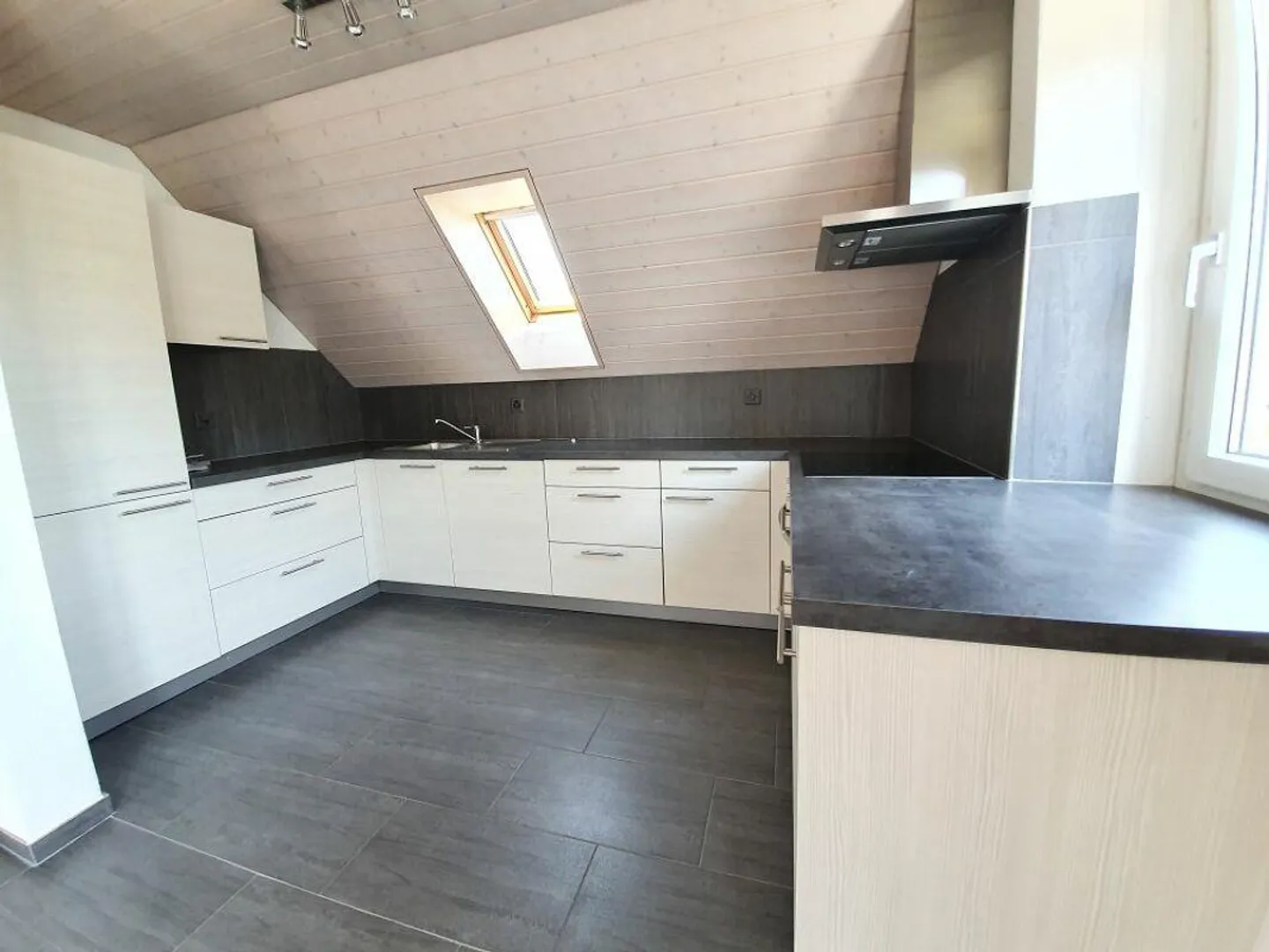 Charmante Dachwohnung in ruhiger Lage - Foto 2 von 11