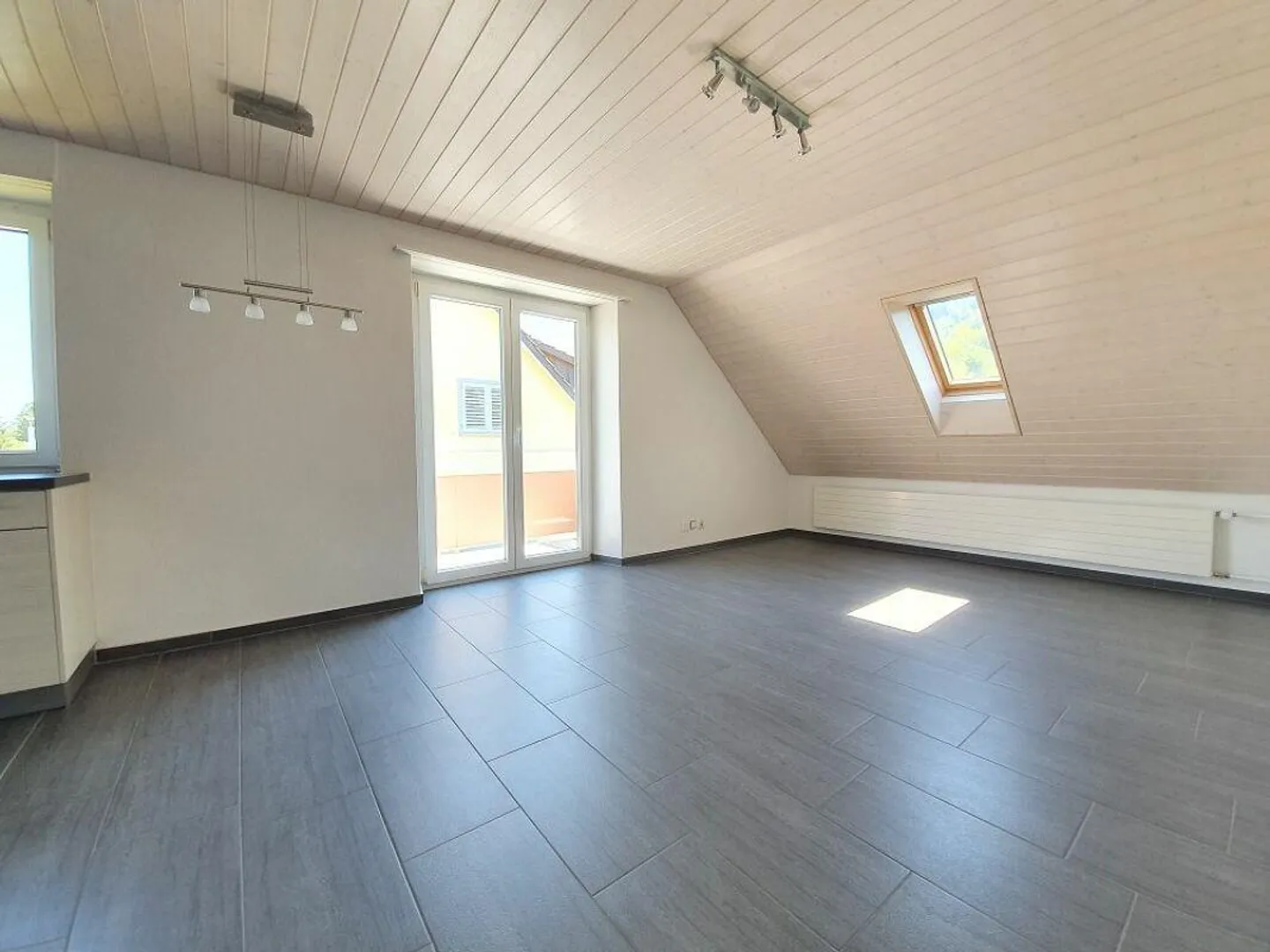 Charmante Dachwohnung in ruhiger Lage - Foto 3 von 11