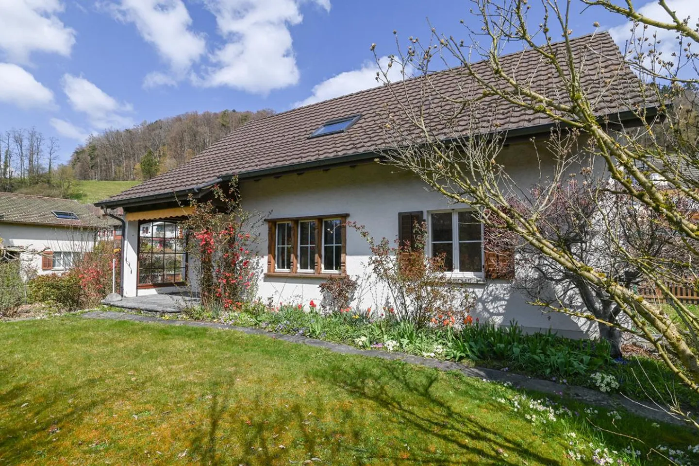 Freistehendes Haus mit grossem Garten - Foto 2 von 17