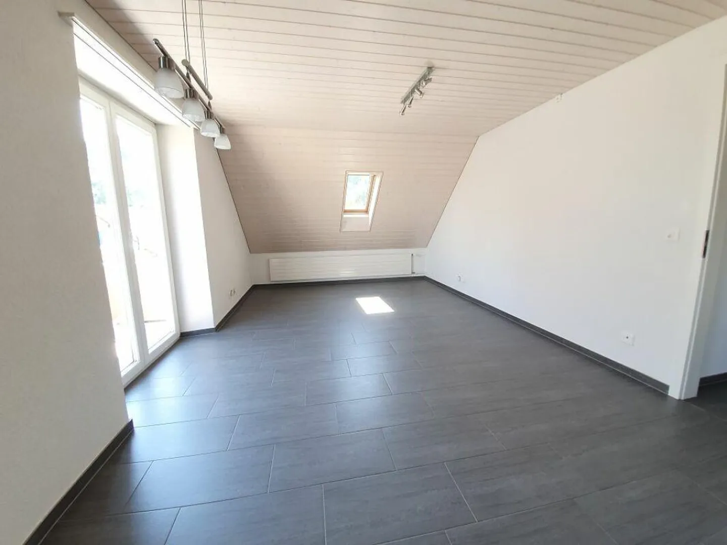 Charmante Dachwohnung in ruhiger Lage - Foto 4 von 11