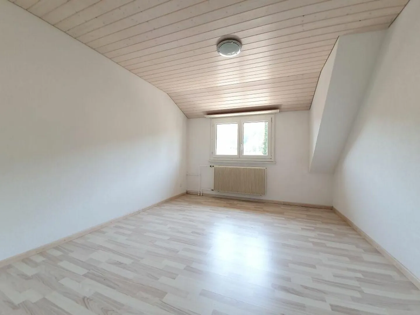 Charmante Dachwohnung in ruhiger Lage - Foto 7 von 11