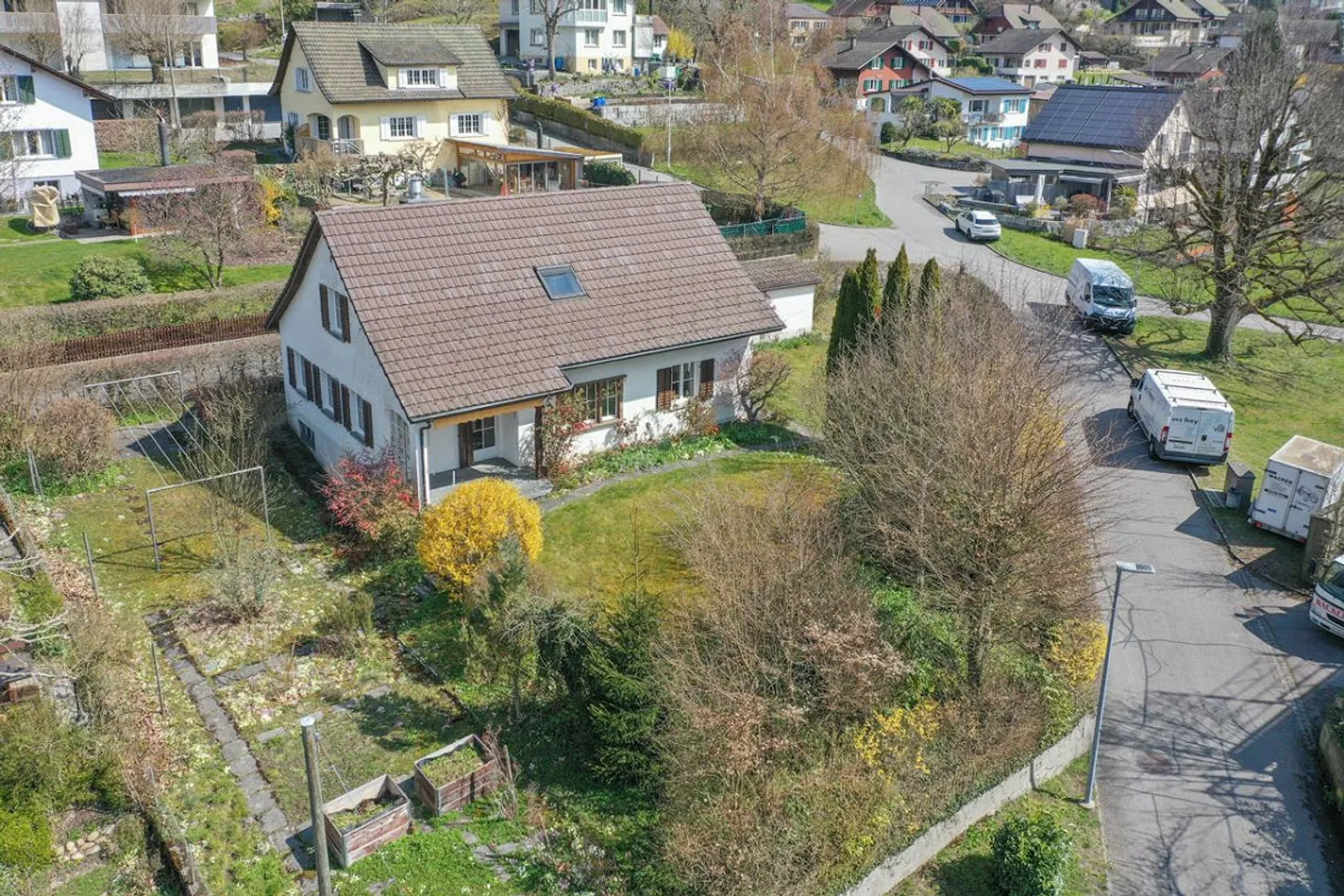 Freistehendes Haus mit grossem Garten - Foto 3 von 17