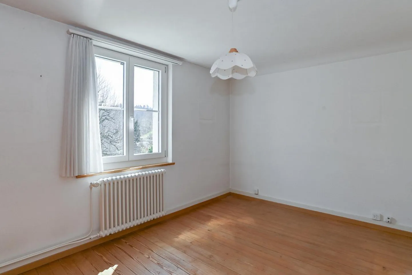 Freistehendes Haus mit grossem Garten - Foto 9 von 17