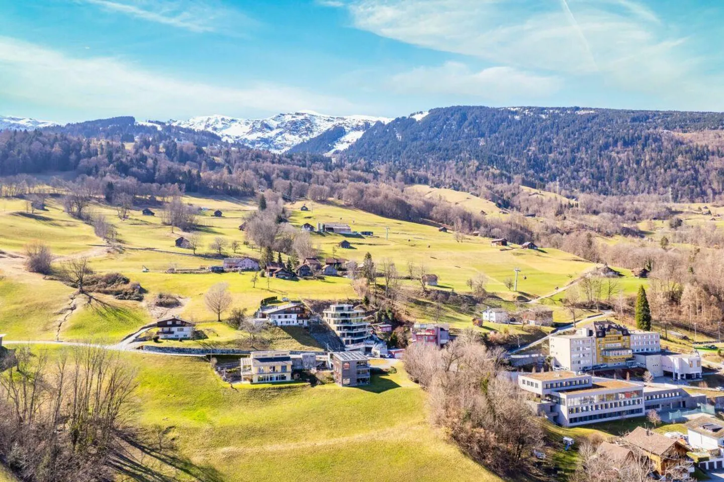 Scarletta - Exclusive 4.5 Room Terrace Apartment with View over the Sarganserland - Photo 2 of 12