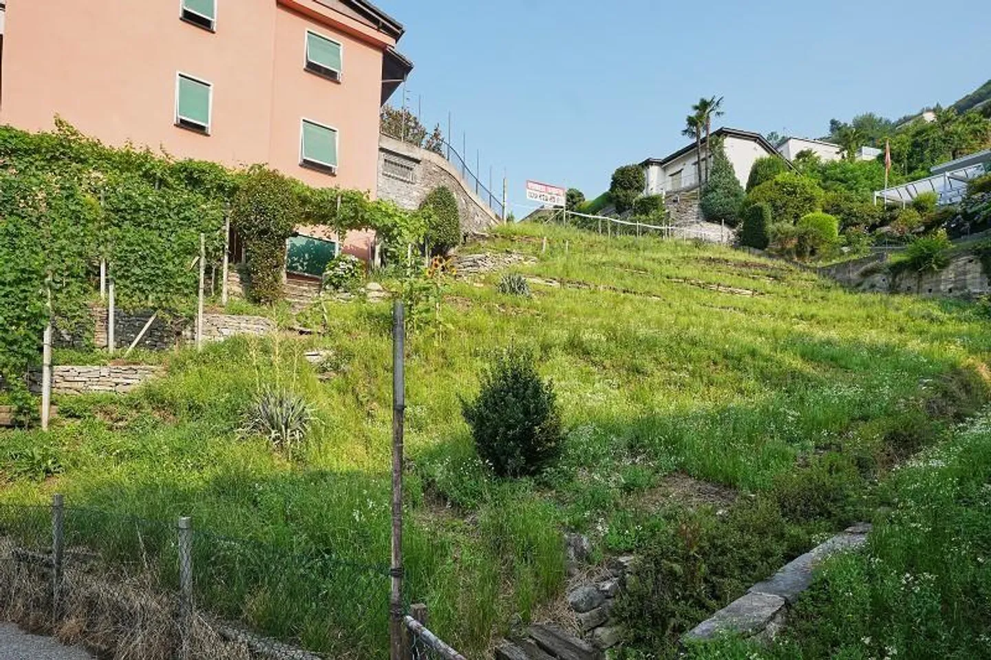 Terrain à bâtir de 353 m2 avec projet de construction dans un emplacement avec vue sur le lac - Photo 1 sur 13