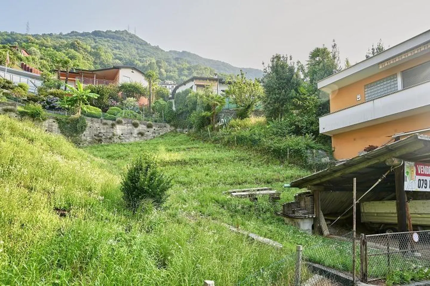 Terrain à bâtir de 353 m2 avec projet de construction dans un emplacement avec vue sur le lac - Photo 2 sur 13