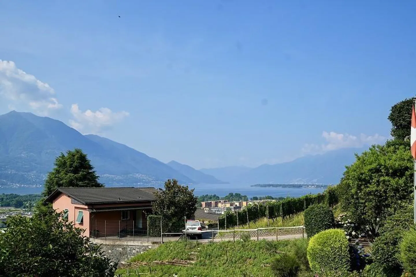 Terrain à bâtir de 353 m2 avec projet de construction dans un emplacement avec vue sur le lac - Photo 5 sur 13